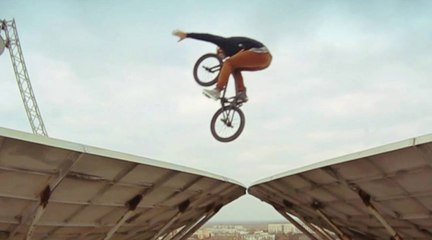 En Ukraine, il fait du BMX sur un radar spatial