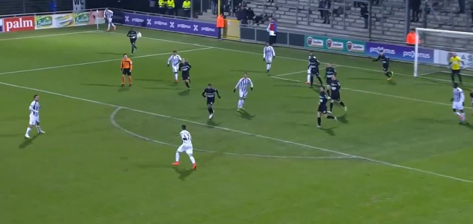 Reprise de volée de Victor Curto Ortiz sur corner