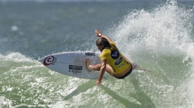Pauline Ado en quarts de finale du Roxy Pro