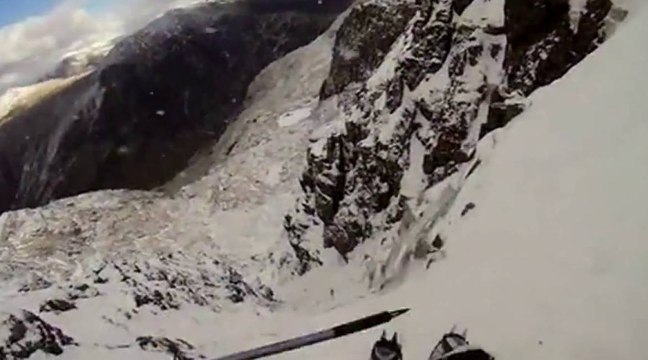Caméra embarquée : un alpiniste chute d'une montagne