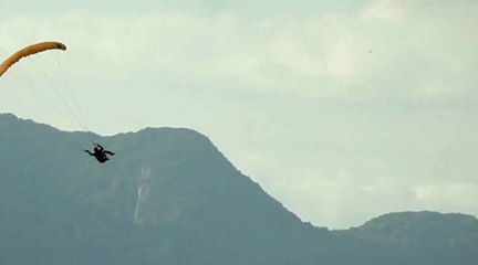 Le teaser de haut vol de Something Between