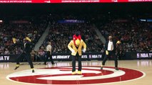 La mascotte des Hawks reprend Bruno Mars