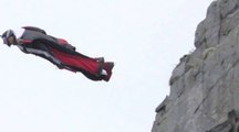 Quand Mathias Wyss s'envoie en l'air en wingsuit