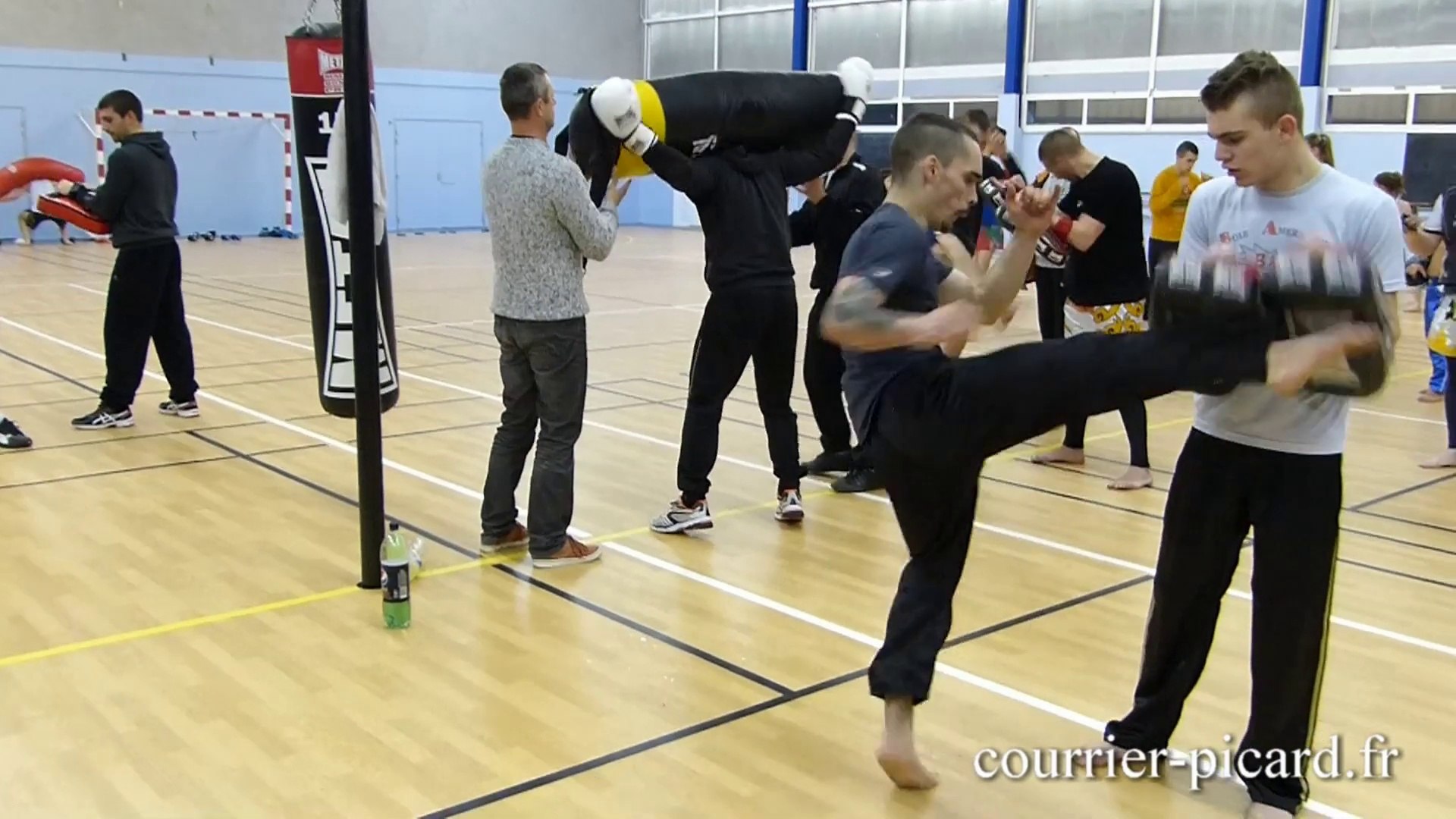 Montdidier : entraînement au club de full-contact et kickboxing - Vidéo  Dailymotion