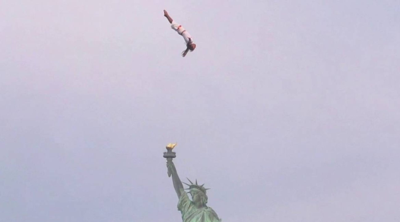 Orlando Duque aux côtés de la statue de la Liberté