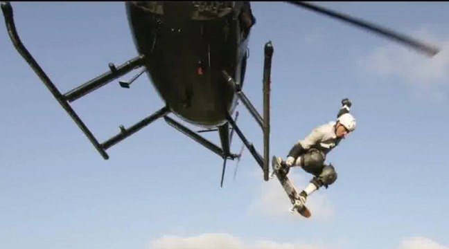 Bob Burnquist s'élance d’un hélicoptère sur la méga rampe