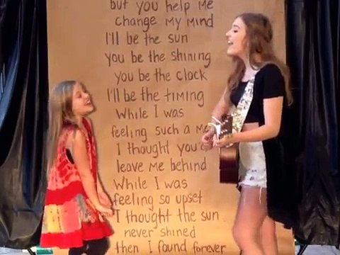 Deux soeur chantent ensemble. Attendez d'entendre la voie de la plus petite !