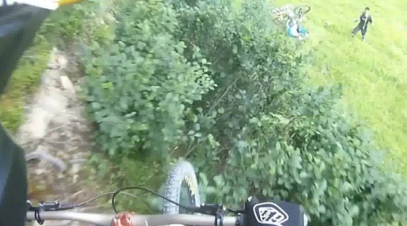 Chute épique en VTT sur le circuit de Chatel
