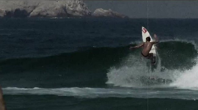 Aritz Aranburu surfe les barrels de Huatulco