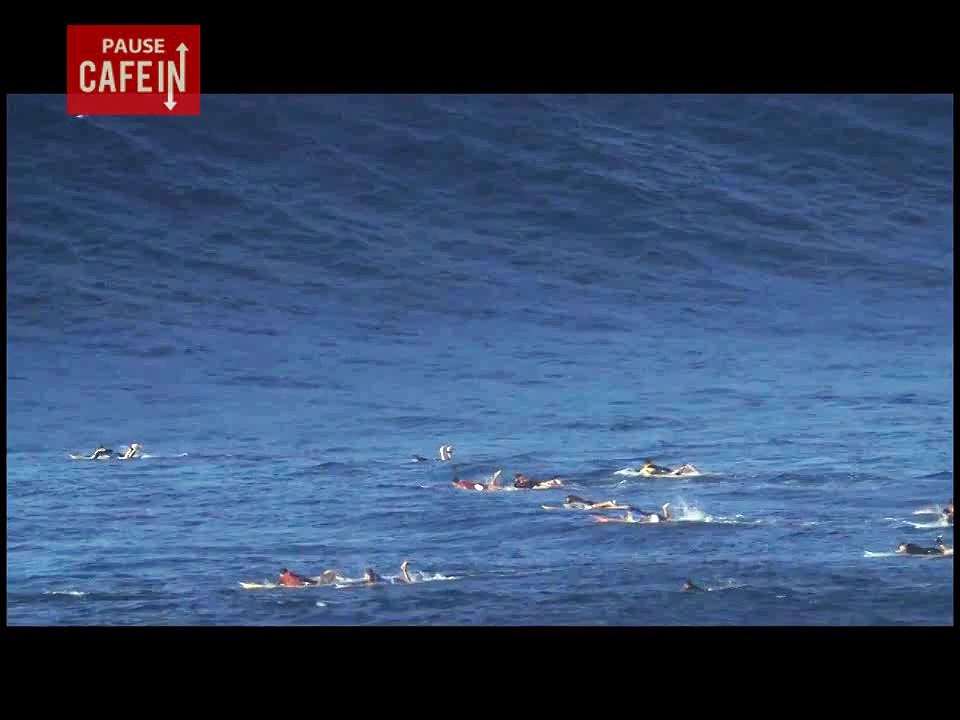 Cette vague dévastatrice engloutit des surfeurs
