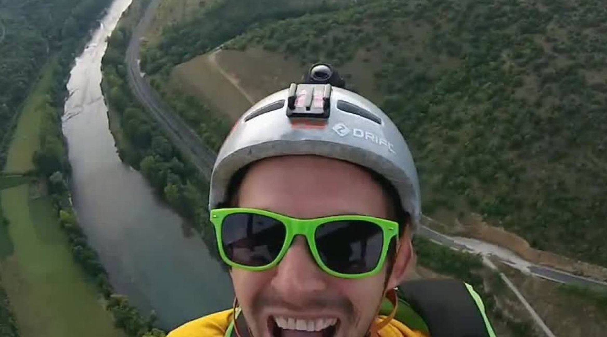 Saut en base jump du viaduc de Millau - Vidéo Dailymotion