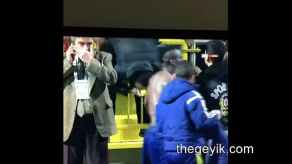 Emenike Forması alan adamın dansı