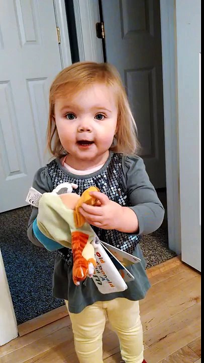 Une petite fille chante Le vieux MacDonald a une ferme