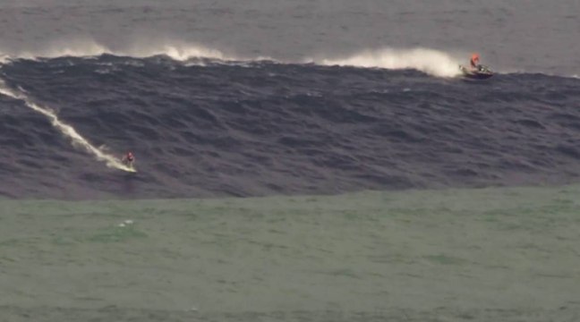 Justine Dupont bat le record de la plus grosse vague surfée en Europe par une fille