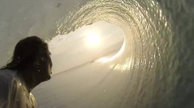 Mikala Jones au coeur des barrels indonésiens