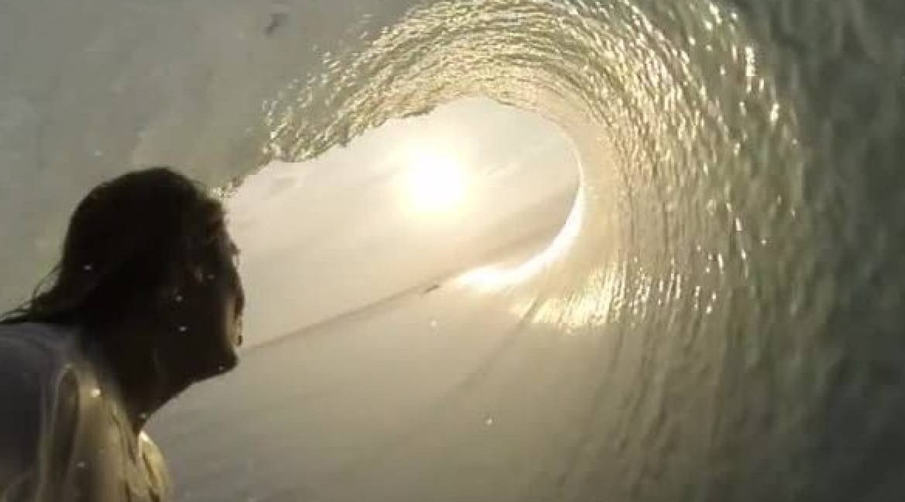 Mikala Jones au coeur des barrels indonésiens