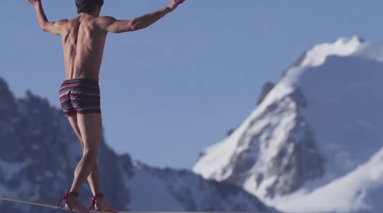 Highline en caleçon au sommet des Alpes