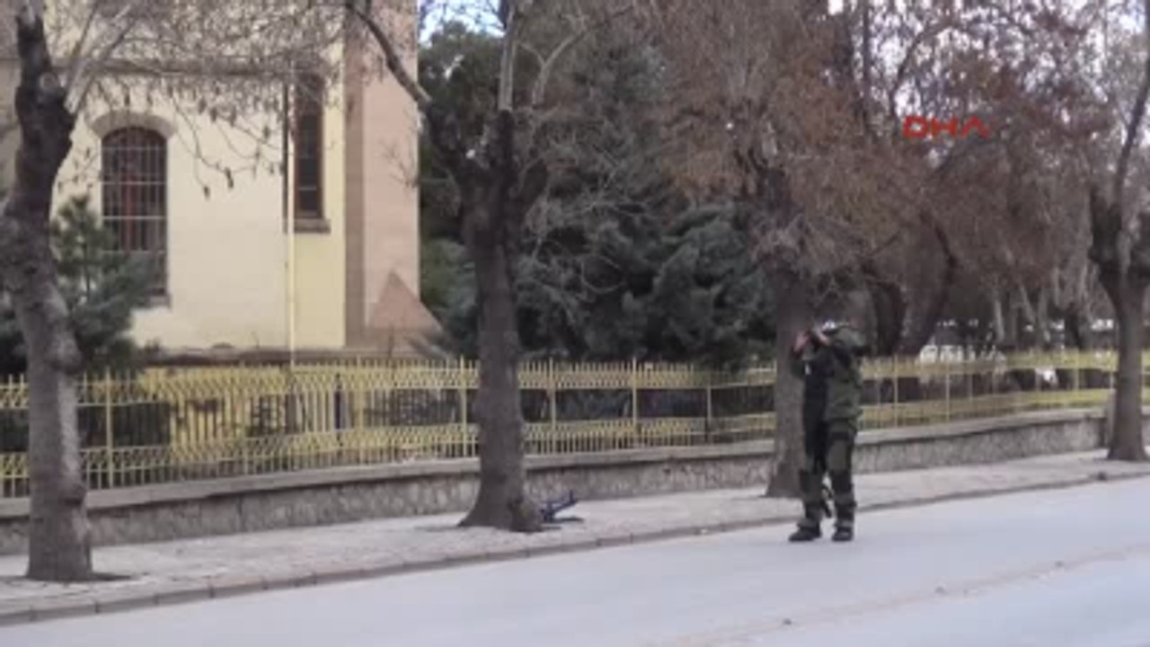 Konya Caddeye Bırakılan Sırt Çantası, 'Bomba' Paniğine Neden Oldu