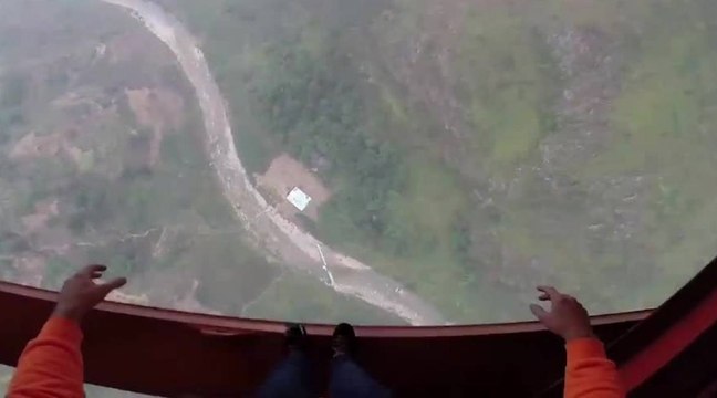 Matthias Giraud s'élance d'un des plus hauts ponts de Chine