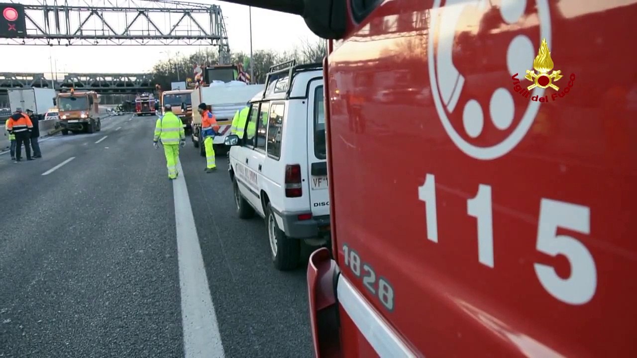 Bologna - Scontro sulla tangenziale, si ribalta autocisterna (27.01.15)