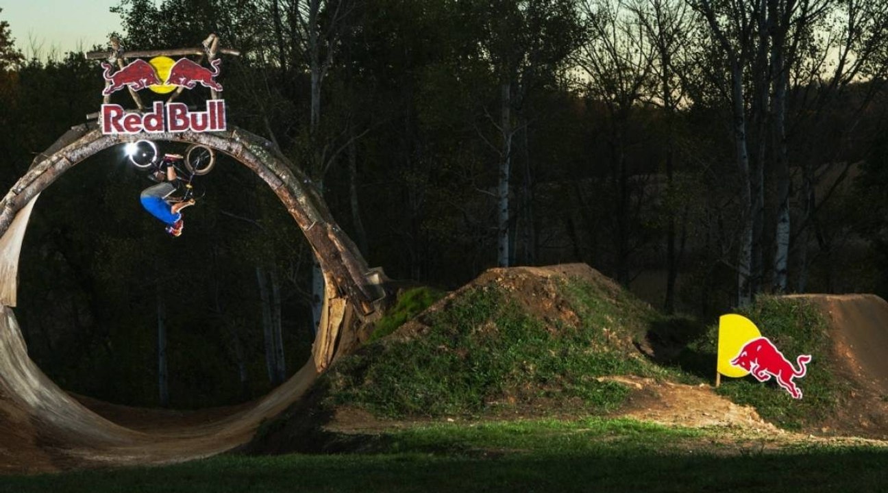 Go Pro : Mike "Hucker" Clark réalise un looping en BMX