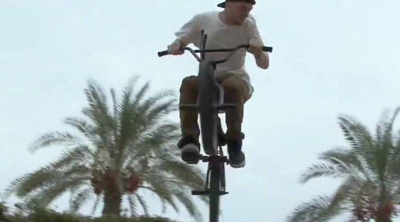 Dan Lacey ride dans les rues de Tel Aviv