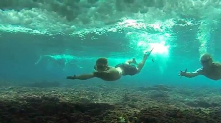 Des bodyboardeurs filmés sous les vagues