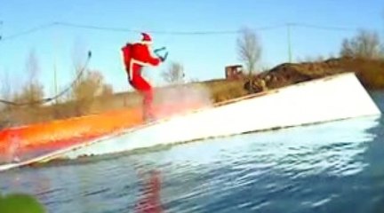 Le Père Noël fait du wakeboard
