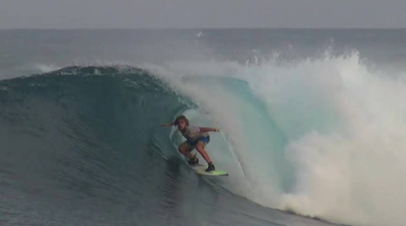 Surf avec les kids aux Iles Mentawaï