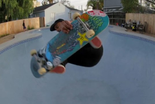 OMAR HASSAN'S POOL SESSION - The skater has fun with his friends of Rockstar