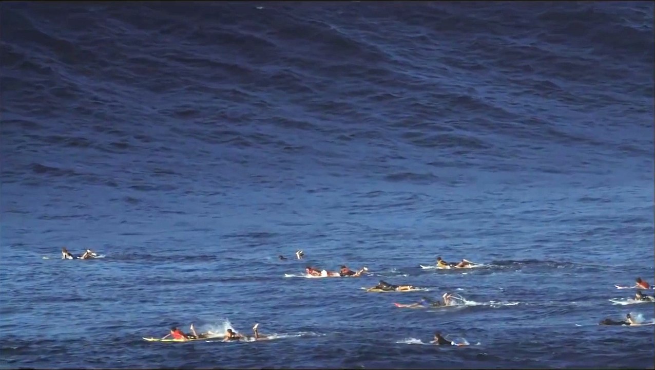 Des surfeurs avalés par une vague géante