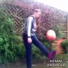 Mükemmel Derecede Topa Hakim Olan Hanım Kız