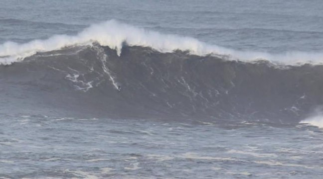 La vague énorme d'Andrew Cotton à Nazaré