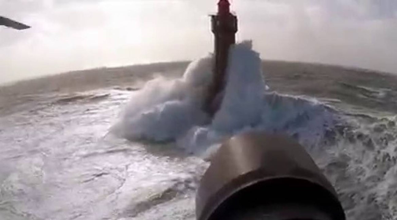 Vue du ciel : la Bretagne en pleine tempête