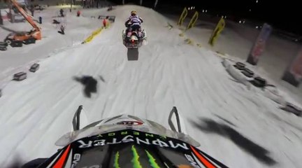 Une course de motoneige en caméra embarquée