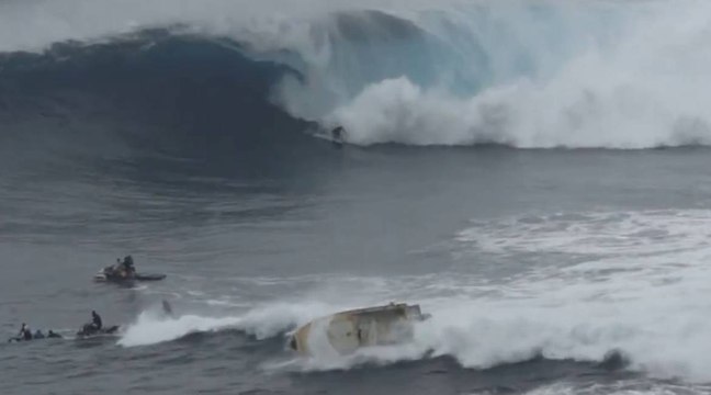 Un bateau se fait renverser à Jaws, Koa Rothman en fait de même