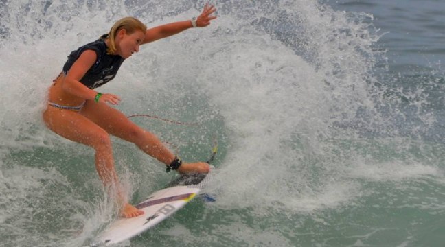 Mondiaux juniors de surf : des filles et des requins pour le troisième jour