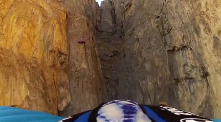 Vidéo : wingsuit au ras des falaises en Russie