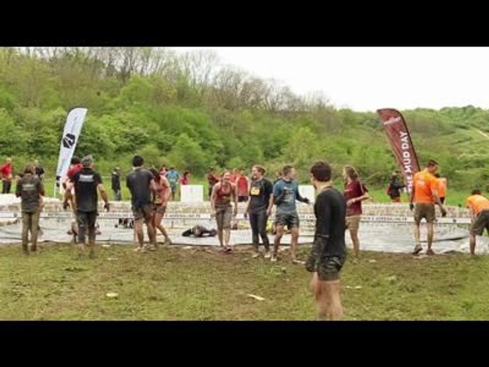 Adrénaline Shots : passage de l'obstacle de The Mud Day Paris du 8 mai 2014 de 12h00 à 12h14