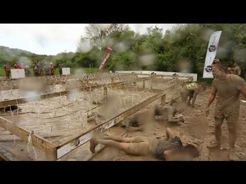 Adrénaline Shots : passage de l'obstacle de The Mud Day Paris du 11 mai 2014 de 16h15 à 16h30