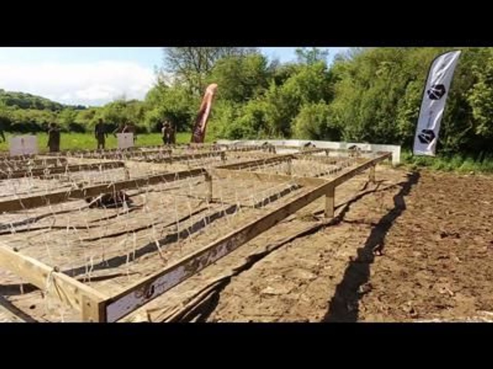 Adrénaline Shots : passage de l'obstacle de The Mud Day Paris du 11 mai 2014 de 17h15 à 17h30