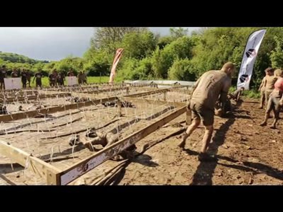 Adrénaline Shots : passage de l'obstacle de The Mud Day Paris du 11 mai 2014 de 17h45 à 18h00