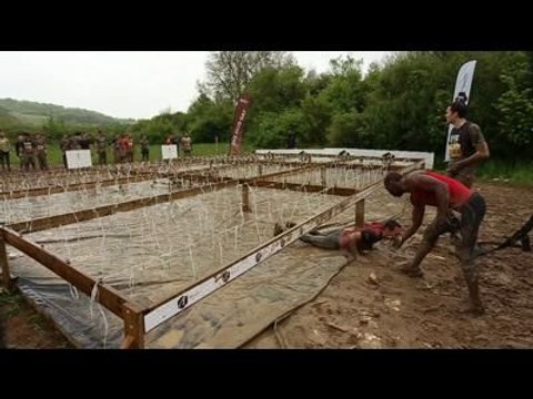 Adrénaline Shots : passage de l'obstacle de The Mud Day Paris du 10 mai 2014 de 13h15 à 13h30