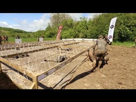 Adrénaline Shots : passage de l'obstacle de The Mud Day Paris du 11 mai 2014 de 13h15 à 13h30