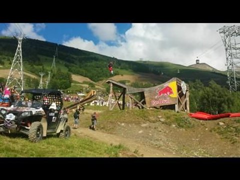 Antoine Bizet sur le step up - step down du slopestyle des Crankworx Les 2 Alpes