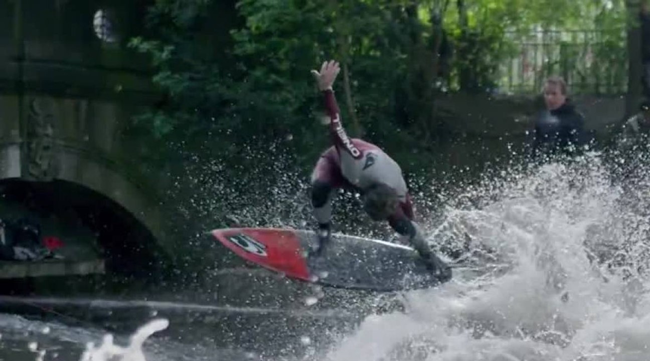 Du surf dans le centre-ville de Munich sur le célèbre spot : Eisbach