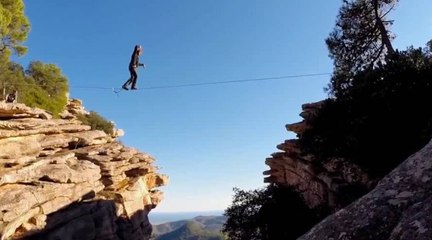 GoPro : slackline au-dessus d'un profond ravin en Espagne