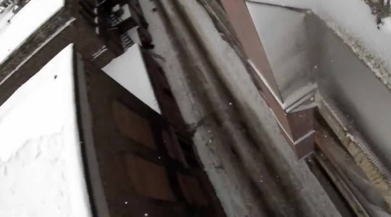 Dan Brisse saute d'un immeuble à l'autre en snowboard