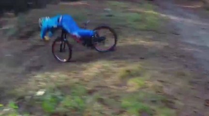 Le crash périlleux de ce rider en mountain bike