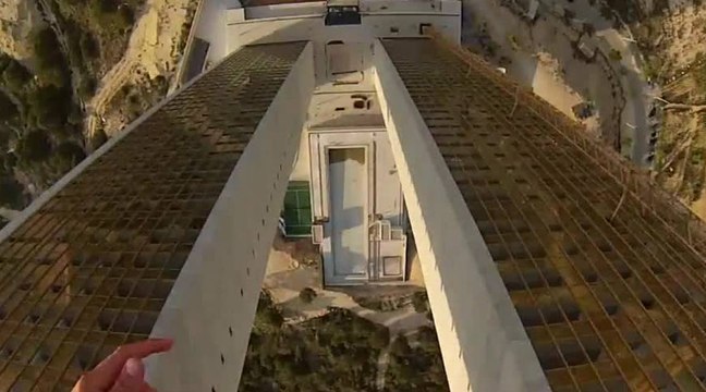 Du BASE embarqué depuis une tour haute de 200 mètres, en Espagne